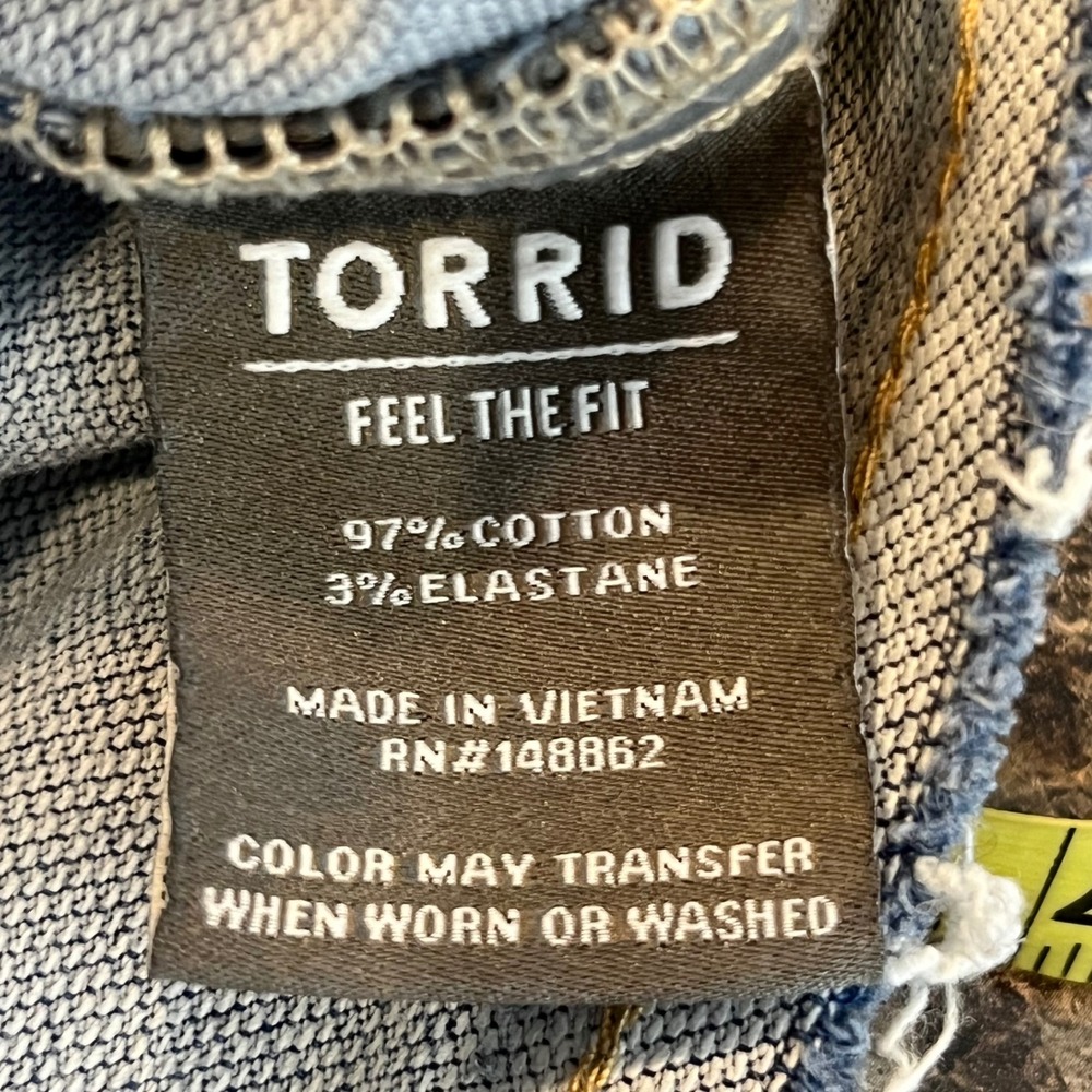 Torrid Frayed Hem Light Wash‎ Denim Jacket Torrid 1 / Plus 1X Trucker Distressed - Picture 6 of 6